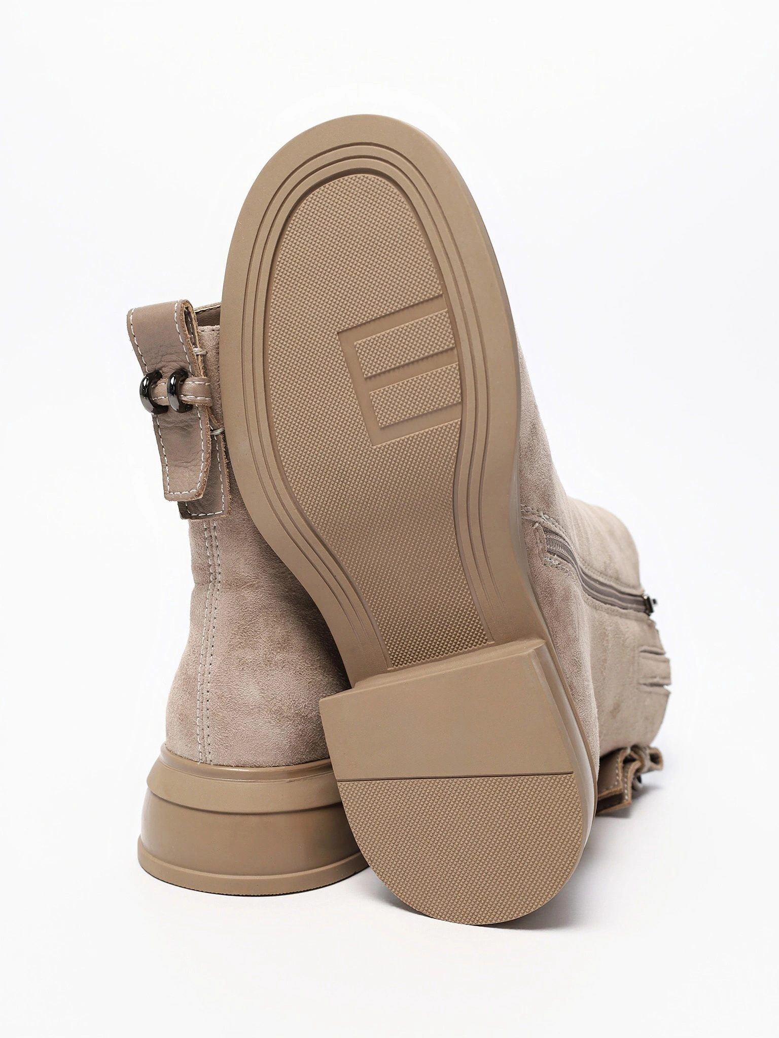 Ботинки бежевого цвета на широком срднем каблуке